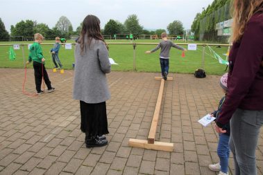 Kinder beim Spieleparcours