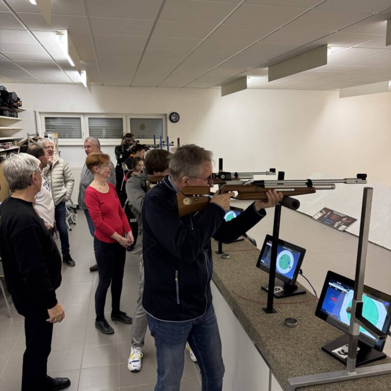 Schützen beim Ostereierschießen